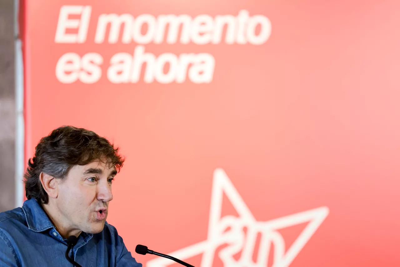 GRAFCAV268. BILBAO, 03/10/2026.-El secretario general del PSE-EE, Eneko Andueza, durante su intervención en la clausura el Congreso Provincial de las Juventudes Socialistas de Bizkaia JSE-Egaz, un acto en el que también interviene la diputada foral de Empleo y candidata a diputada general de Bizkaia, Teresa Laespada. EFE/Luis Tejido
