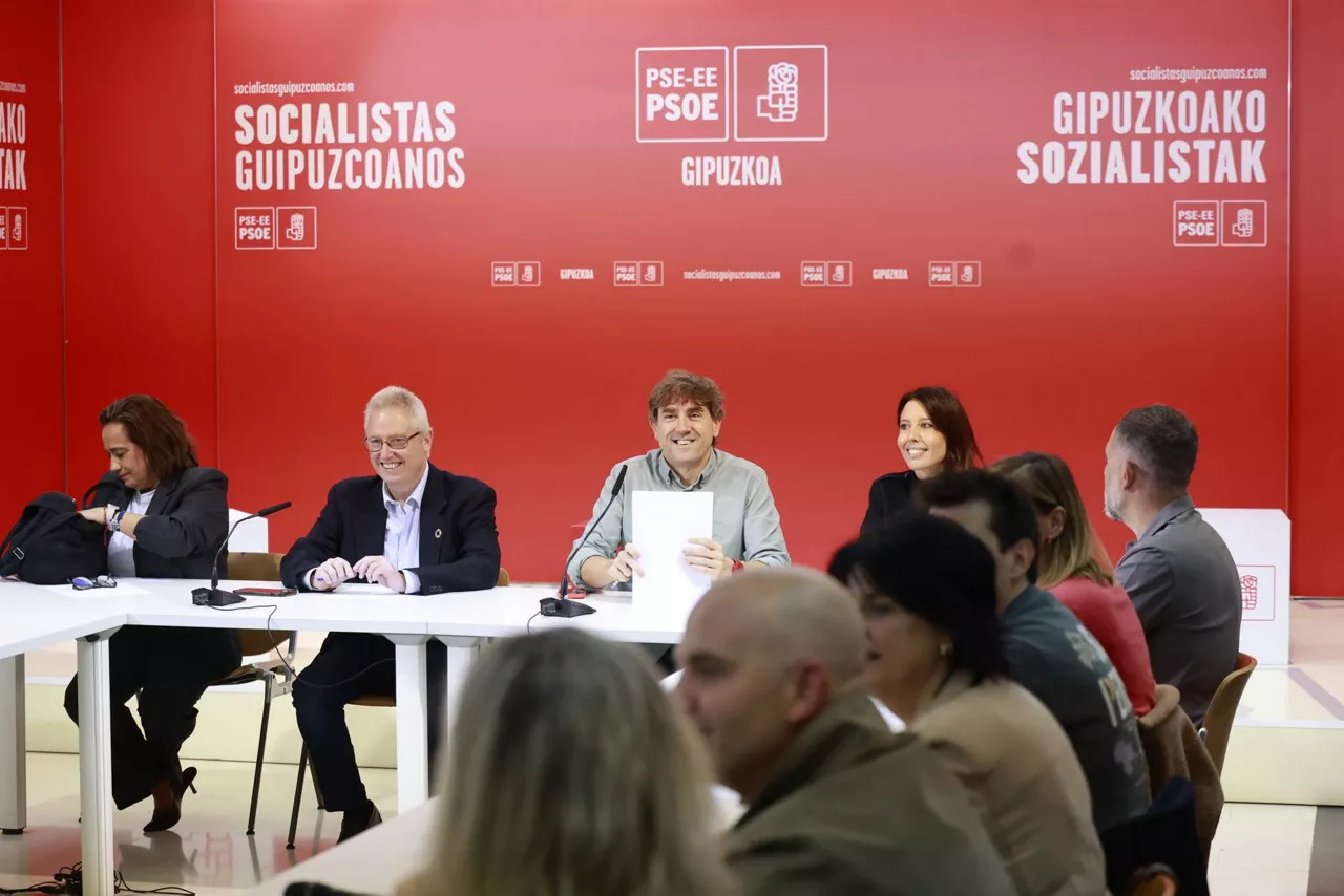 GRAFCAV645. SAN SEBASTIÁN (ESPAÑA), 10/10/2026.- El secretario general del PSE-EE, Eneko Andueza (2d), mantiene una reunión este sábado en San Sebastián preparatoria para las elecciones generales con cargos de su partido a la que asiste la diputada por este territorio, Rafaela Romero (i), y los dirigentes de su formación, José Ignacio Asensio (2i), y Azahara Domínguez (d). EFE/Juan Herrero.

