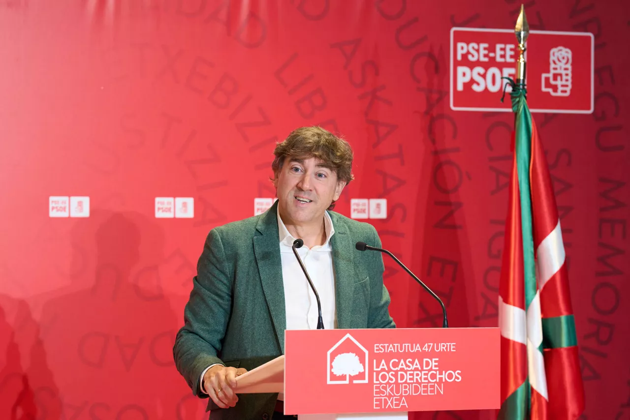 VITORIA, 24/10/2026.- El secretario general del partido socialista de Euskadi, Eneko Andueza interviene en un acto en Vitoria. EFE/ADRIAN RUIZ HIERRO
