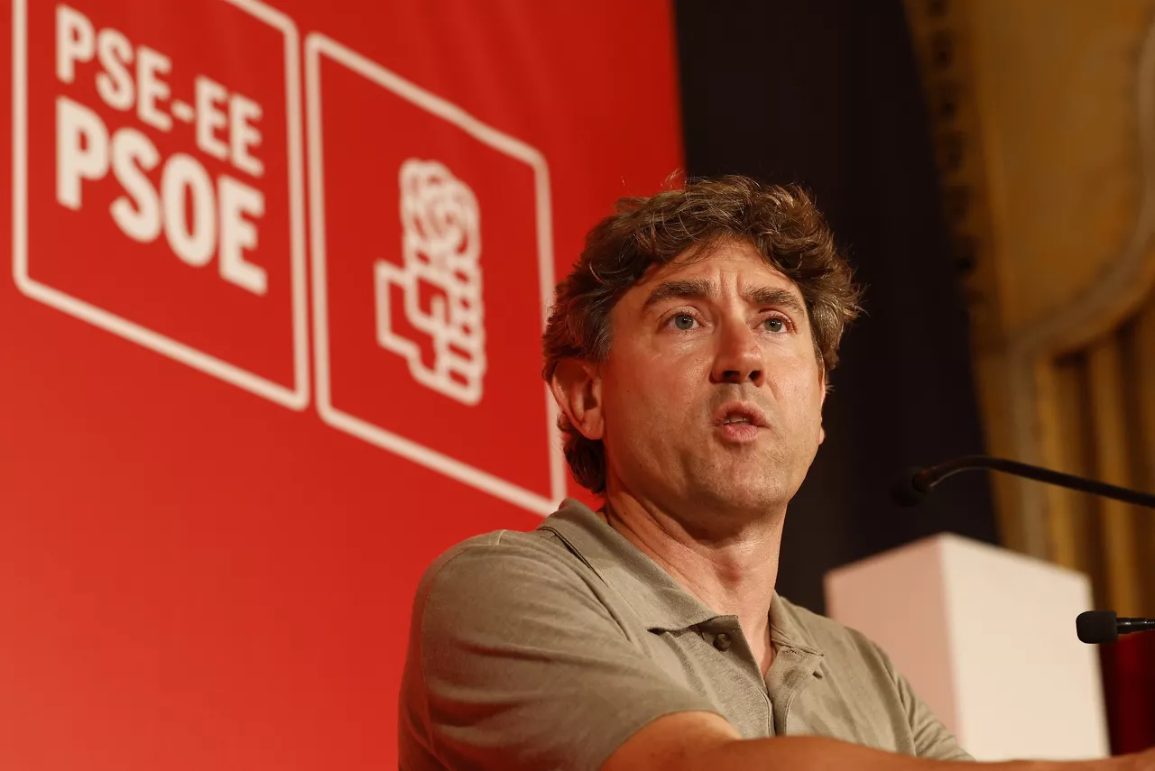 BILBAO, 14/07/2026.- El secretario general del PSE-EE, Eneko Andueza, ha intervenido este martes en Bilbao ante el Comité Nacional, que pone en marcha el proceso para las elecciones de mayo de 2027. EFE/ Miguel Toña
