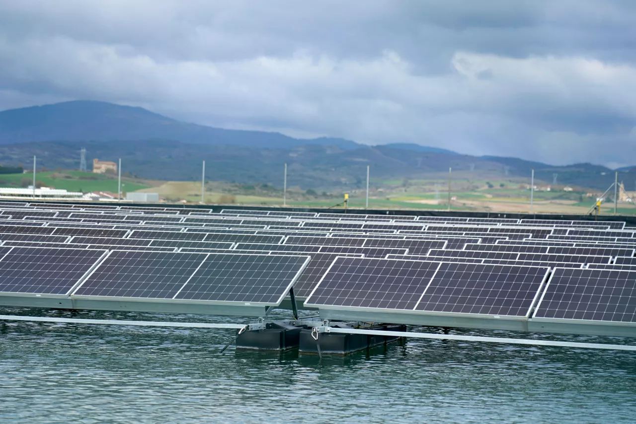 VITORIA, 28/02/2025.- La viceconsejera de Transición Energética del Gobierno Vasco, Irantzu Allende Fernández de Eribe, ha presentado este viernes en Vitoria la primera planta operativa de energía fotovoltaica flotante instalada en el País Vasco por la empresa Emica Solar, en el Parque Tecnológico de Álava. EFE/ L. Rico
