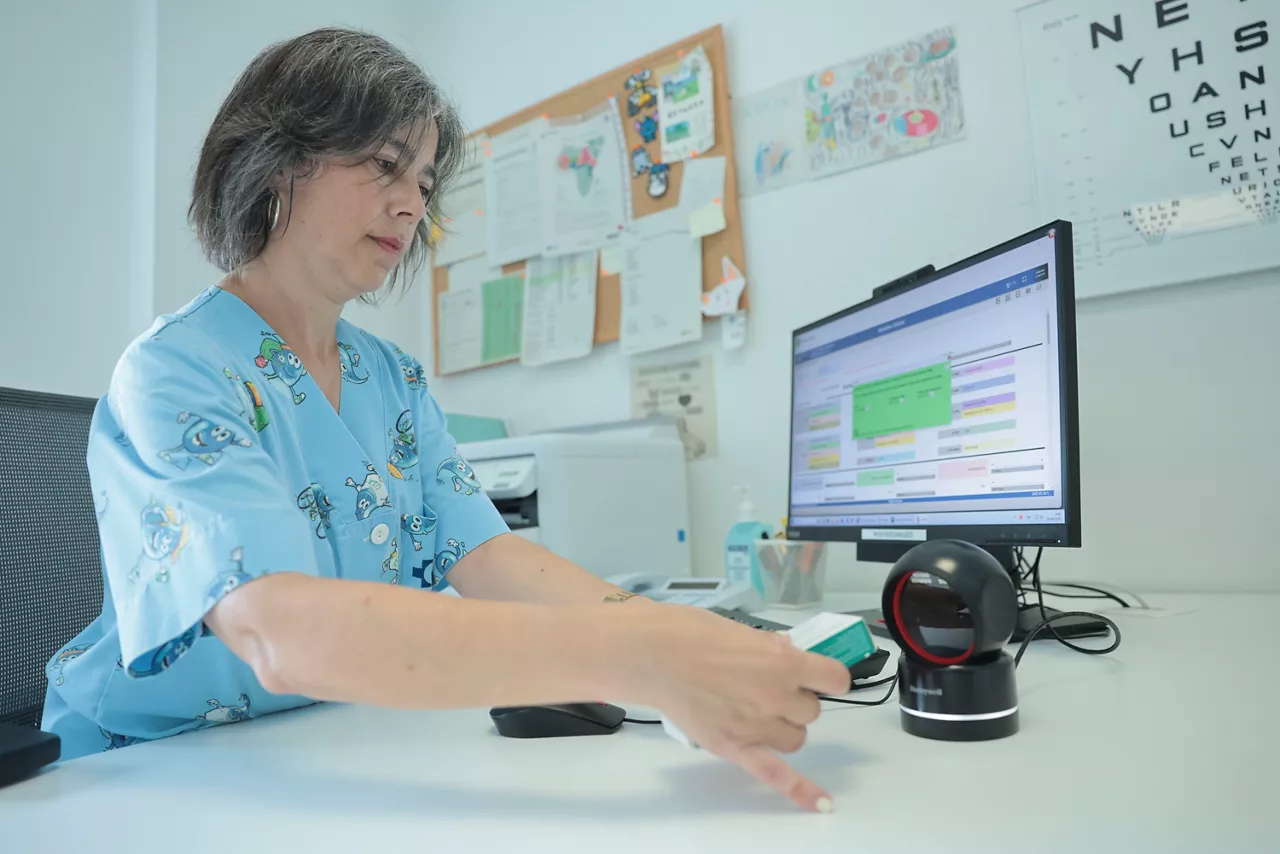 BILBAO, 24/06/2026.- Una enfermera de Osakidetza escanea el QR una vacuna con el nuevo sistema 'eTXERTOA', sistema de escaneo para reforzar la seguridad en la administración de las vacunas en Euskadi, tras la polémica por la inoculación de vacunas caducadas por el Servicio Vasco de Salud. EFE/Luis Tejido
