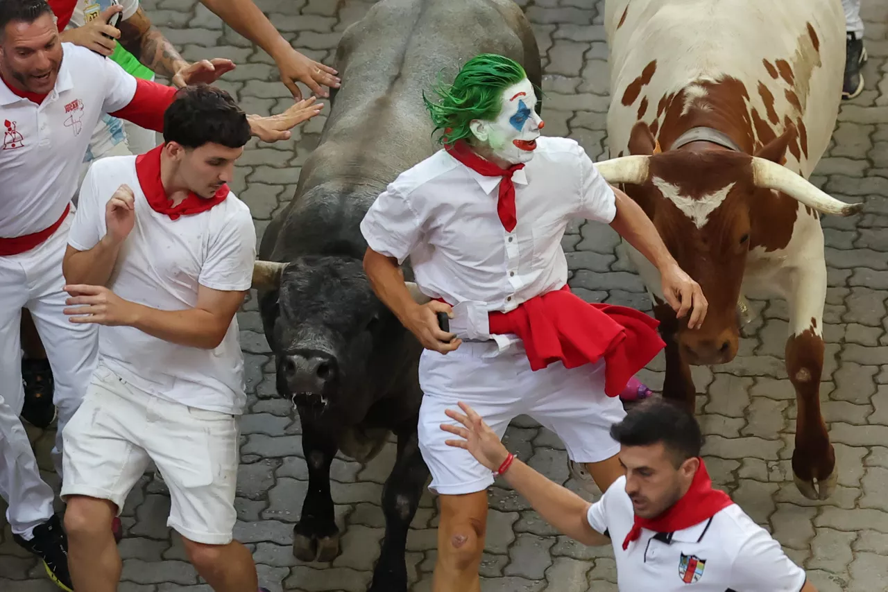PAMPLONA, 11/07/2026.- Los mozos corren ante los toros de la ganadería de José Escolar Gil en el tramo final que desemboca en el callejón de la Plaza de Toros durante el quinto encierro de los Sanfermines 2026 con este sábado en Pamplona. EFE/J.P. Urdiroz
