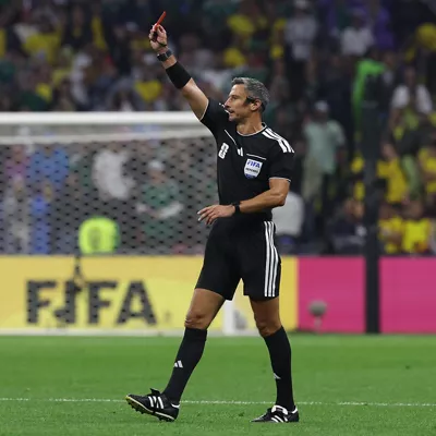 GR3264. CIUDAD DE MÉXICO (MÉXICO), 30/06/2026.- El árbitro Slavko Vincic impone tarjeta roja este martes, en un partido de los dieciseisavos de final del Mundial de la FIFA 2026 entre México y Ecuador en el estadio Azteca​, en Ciudad de México (México). EFE/ Alex Cruz

