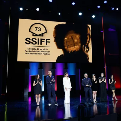 GRAFCAV3358. SAN SEBASTIÁN (ESPAÑA), 19/09/2025.- El Jurado Oficial del 73 Festival Internacional de Cine de San Sebastián presidido por el realizador, Juan Antonio Bayona (c), durante la gala inaugural del certamen. EFE/Juan Herrero
