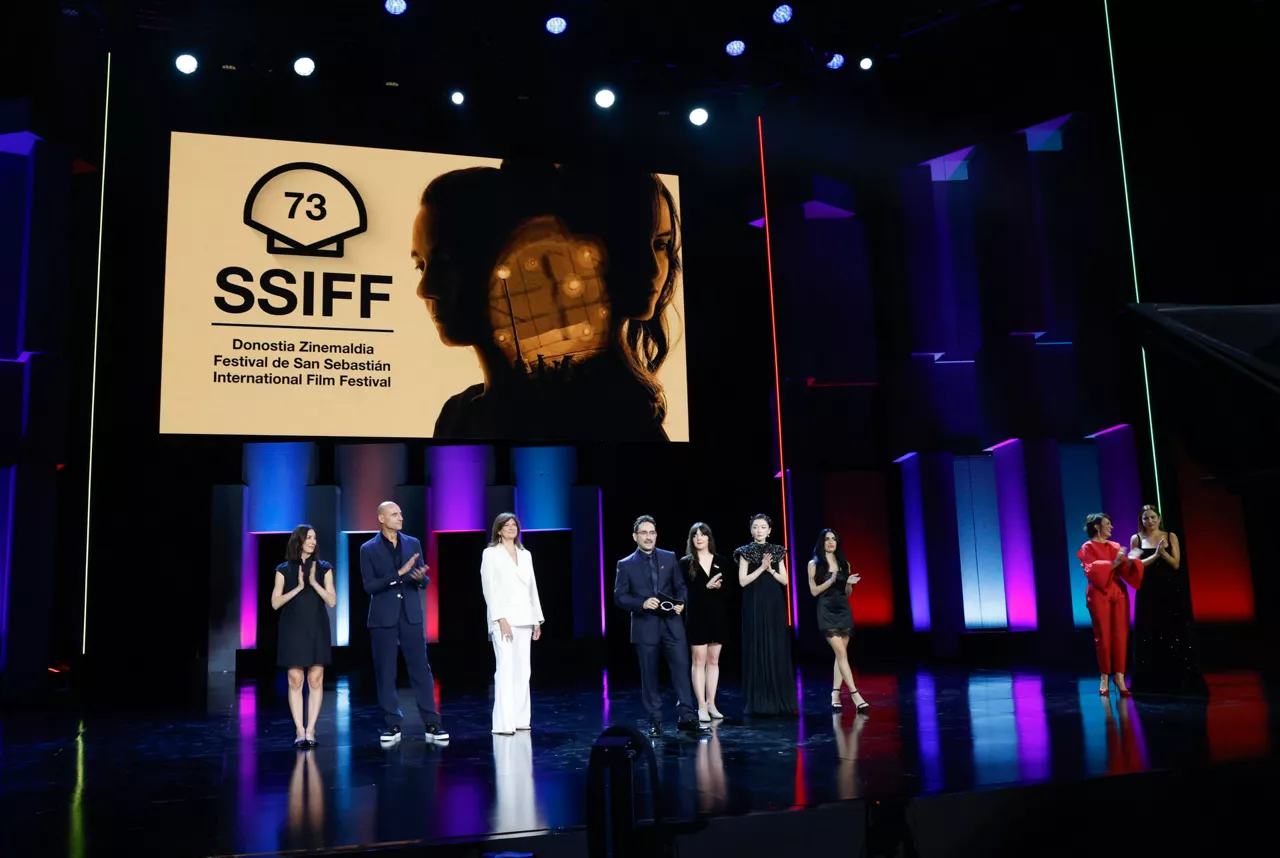 GRAFCAV3358. SAN SEBASTIÁN (ESPAÑA), 19/09/2025.- El Jurado Oficial del 73 Festival Internacional de Cine de San Sebastián presidido por el realizador, Juan Antonio Bayona (c), durante la gala inaugural del certamen. EFE/Juan Herrero
