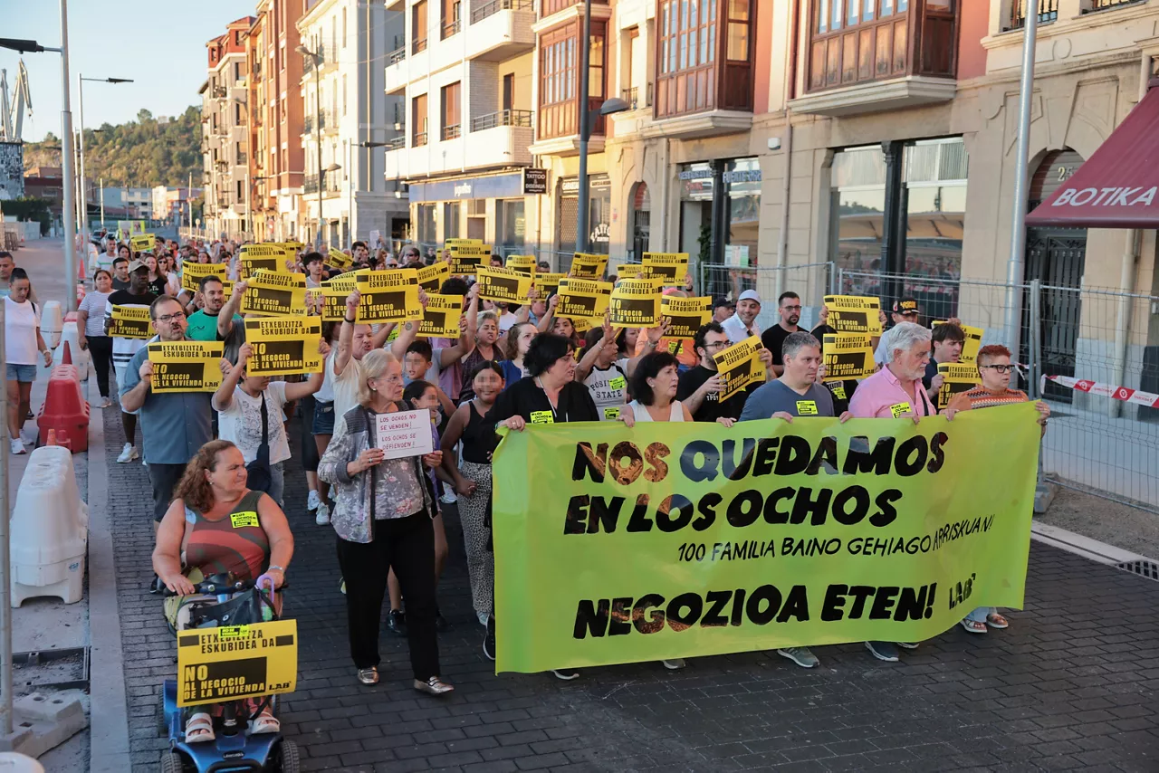 ERANDIO (BIZKAIA), 24/09/2026.- Un momento de la manifestación de protesta contra los fondos "buitre" este jueves en Erandio. El Ayuntamiento de Erandio (Bizkaia) ha expresado su apoyo a "la lucha judicial" de las más de 130 familias que viven de alquiler en los bloques de 'Los ocho' en la zona de Tartanga, que han comenzado movilizaciones ante la posibilidad de ser expulsadas de sus viviendas tras ser compradas por un fondo buitre.EFE/ Luis Tejido
