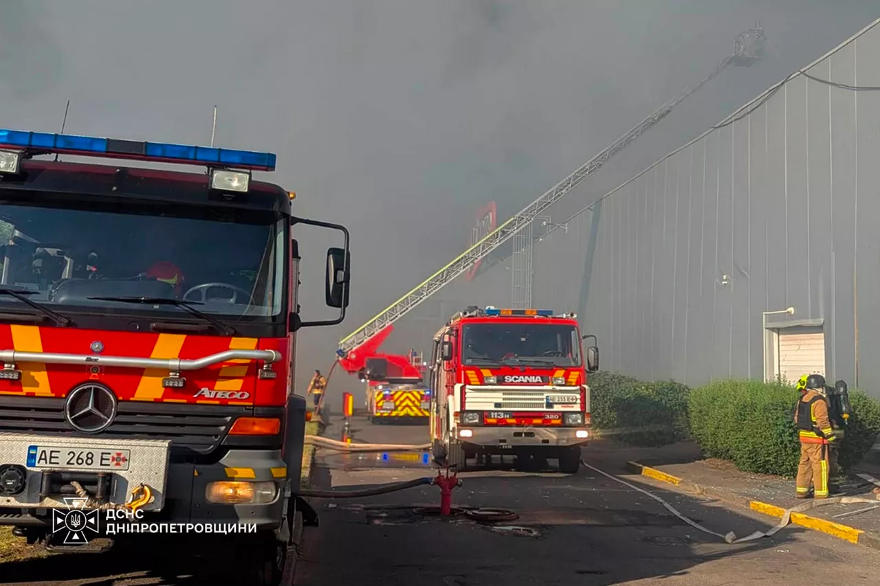 KRIVI RIG (UCRANIA), 21/08/2026.- Al menos seis personas murieron y otras 91 resultaron heridas, entre ellas seis niños, en un ataque ruso con drones contra un centro comercial en la ciudad de Krivi Rig, en la región ucraniana de Dnipropetrovsk, que el presidente ucraniano, Volodímir Zelenski, calificó de "golpe absolutamente cínico y cobarde".EFE/Cuenta de X de Volodimir Zelenski SOLO USO EDITORIAL/SOLO DISPONIBLE PARA ILUSTRAR LA NOTICIA QUE ACOMPAÑA (CRÉDITO OBLIGATORIO)
