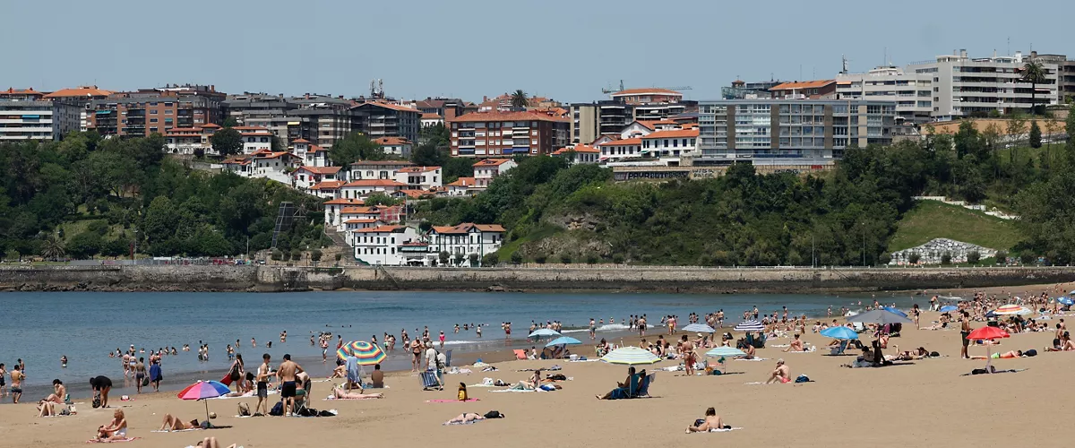 GETXO (BIZKAIA), 22/05/2026.- Cientos de personas han acudido a la playa de Ereaga en Getxo (Bizkaia) este viernes, jornada en la que seis comunidades autónomas, entre ellas el País Vasco, se encuentran en aviso amarillo (riesgo importante) por altas temperaturas que pueden superar los 34-38 grados.  EFE/ Miguel Toña
