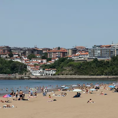 GETXO (BIZKAIA), 22/05/2026.- Cientos de personas han acudido a la playa de Ereaga en Getxo (Bizkaia) este viernes, jornada en la que seis comunidades autónomas, entre ellas el País Vasco, se encuentran en aviso amarillo (riesgo importante) por altas temperaturas que pueden superar los 34-38 grados.  EFE/ Miguel Toña

