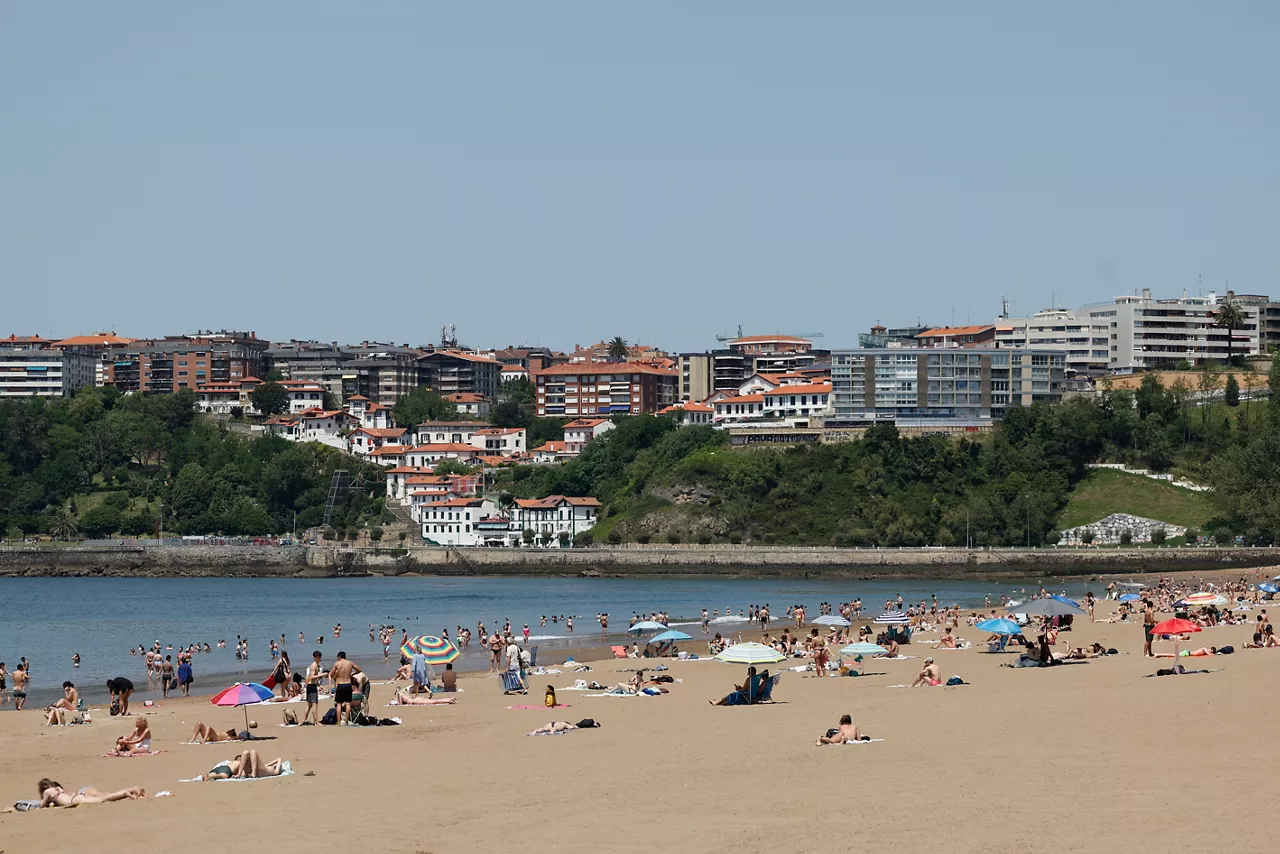 GETXO (BIZKAIA), 22/05/2026.- Cientos de personas han acudido a la playa de Ereaga en Getxo (Bizkaia) este viernes, jornada en la que seis comunidades autónomas, entre ellas el País Vasco, se encuentran en aviso amarillo (riesgo importante) por altas temperaturas que pueden superar los 34-38 grados.  EFE/ Miguel Toña
