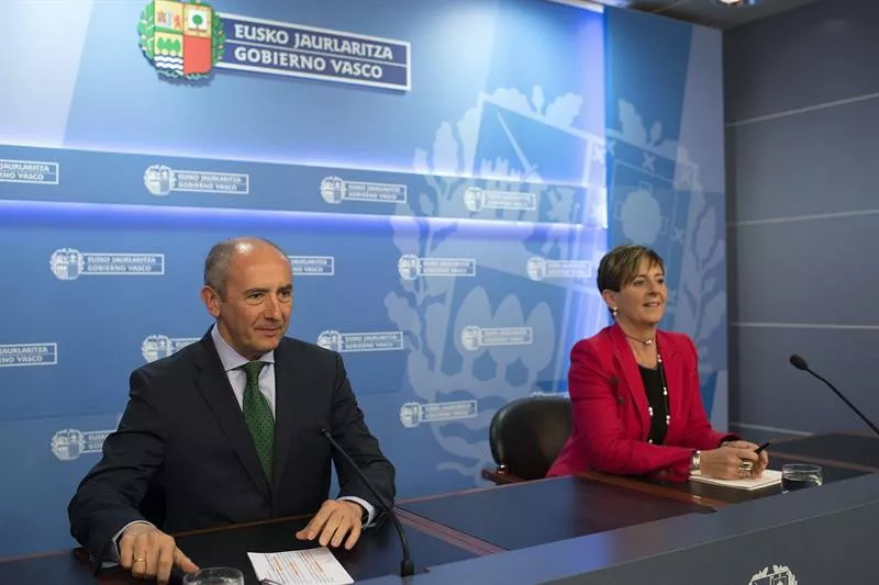 El portavoz del Gobierno Vasco, Josu Erkoreka, junto a la consejera Arantza Tapia. EiTB