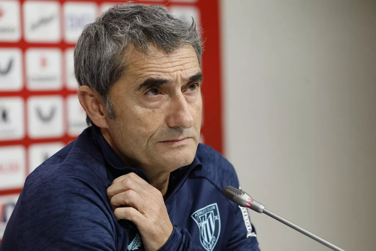 LEZAMA (BIZKAIA), 02/12/2025.- El entrenador del Athletic de Bilbao, Ernesto Valverde, ha ofrecido este martes una rueda de prensa previa al partido liguero del miércoles ante el Real Madrid en San Mamés. EFE/ Miguel Toña
