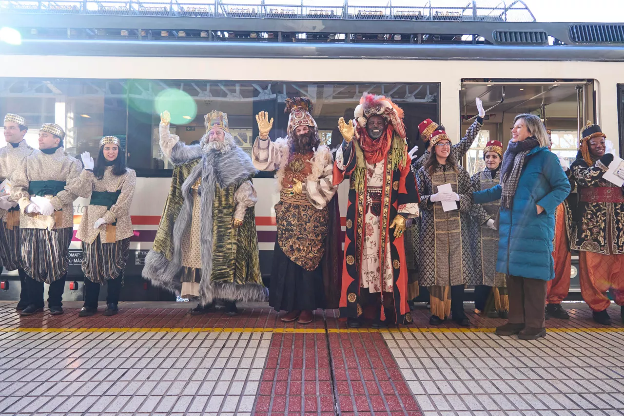 GRAFCAV8271. VITORIA, 05/01/2026.- Los Reyes Magos han llegado este lunes a Vitoria en tren y, acompañados de los carteros reales, han recorrido montados en vehículos clásicos la calle Dato de la capital alavesa hasta el Ayuntamiento donde han saludado a los niños desde el balcón principal antes de recibirles en el Palacio de Villa Suso. EFE/L.Rico
