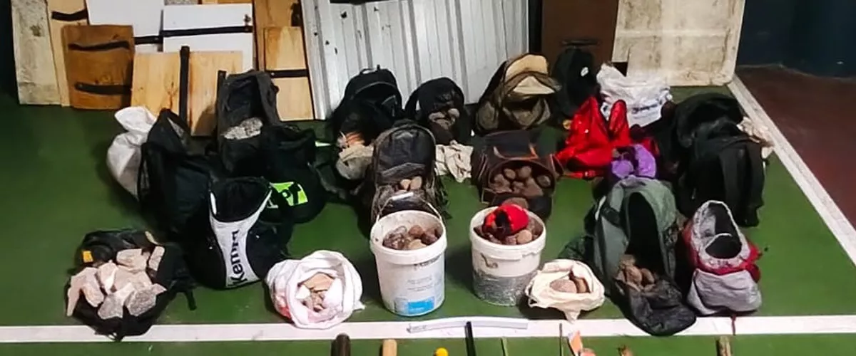 Identificadas tres personas en el barrio Errekaleor de Vitoria-Gasteiz, junto a bates y mochilas con piedras