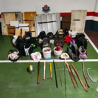 Identificadas tres personas en el barrio Errekaleor de Vitoria-Gasteiz, junto a bates y mochilas con piedras