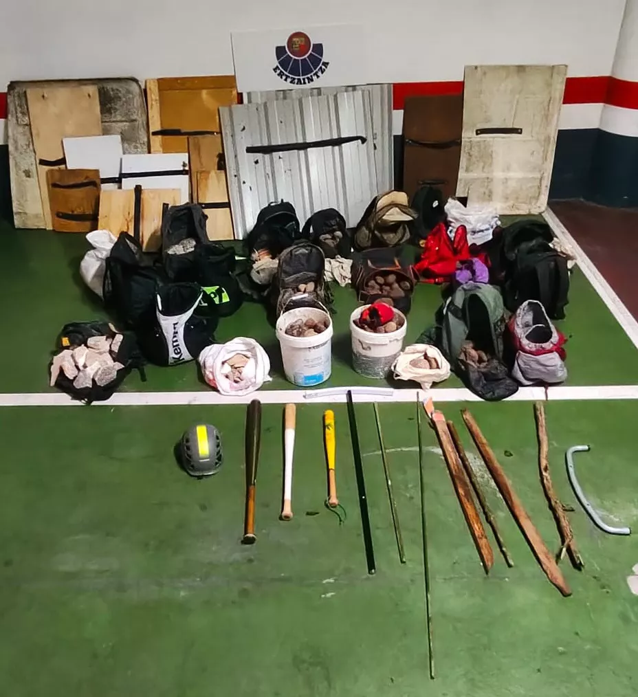 Identificadas tres personas en el barrio Errekaleor de Vitoria-Gasteiz, junto a bates y mochilas con piedras