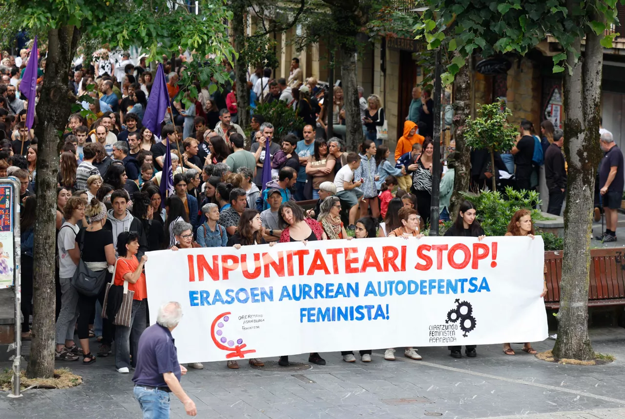 ERRENTERIA (GIPUZKOA), 30/05/2026.- El Ayuntamiento de Errenteria (Gipuzkoa) y varios colectivos han llamado a concentrarse este sábado para condenar los casos de violencia machista en la Bertso Eskola y en una compañía de danza de esta localidad. EFE/Juan Herrero.
