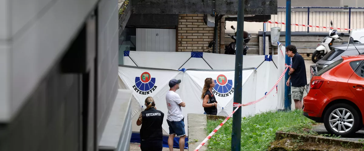 ERRENTERIA (GIPUZKOA) (ESPAÑA), 12/07/2026.- Un hombre de 33 años ha fallecido este domingo en Errenteria (Gipuzkoa) tras ser apuñalado en el pecho con un arma blanca en las inmediaciones de un establecimiento hostelero, ha informado el Departamento vasco de Seguridad. EFE/Juan Herrero.
