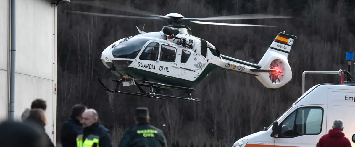 PANTICOSA (HUESCA), 29/12/2025.- Operativo de búsqueda y rescate de los tres esquiadores, dos hombres y una mujer, que han fallecido este lunes, y otra mujer ha resultado herida, tras ser arrollados por un alud cuando practicaban esquí de montaña en la ladera oeste del pico Tablato, en el zona del Balneario de Panticosa, en el Pirineo de Huesca, junto a otros dos montañeros que resultaron ilesos. EFE/Javier Blasco
