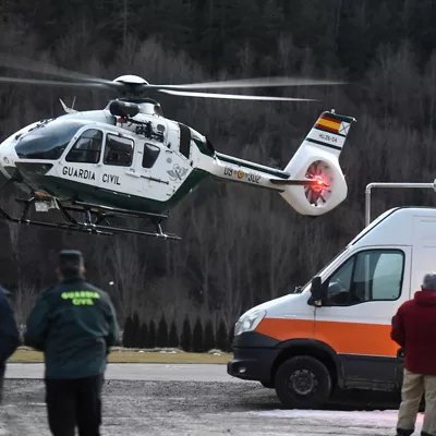 PANTICOSA (HUESCA), 29/12/2025.- Operativo de búsqueda y rescate de los tres esquiadores, dos hombres y una mujer, que han fallecido este lunes, y otra mujer ha resultado herida, tras ser arrollados por un alud cuando practicaban esquí de montaña en la ladera oeste del pico Tablato, en el zona del Balneario de Panticosa, en el Pirineo de Huesca, junto a otros dos montañeros que resultaron ilesos. EFE/Javier Blasco
