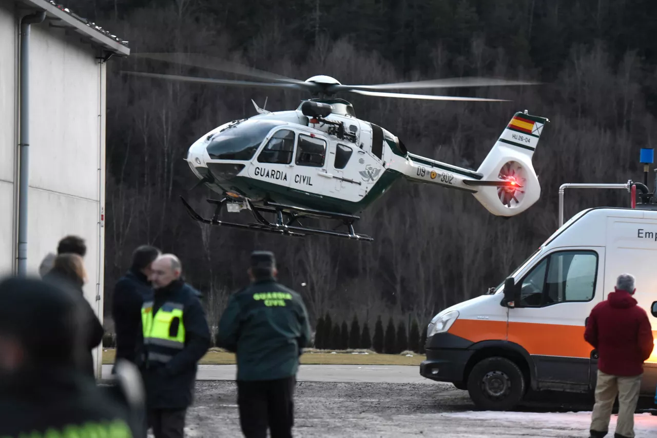 PANTICOSA (HUESCA), 29/12/2025.- Operativo de búsqueda y rescate de los tres esquiadores, dos hombres y una mujer, que han fallecido este lunes, y otra mujer ha resultado herida, tras ser arrollados por un alud cuando practicaban esquí de montaña en la ladera oeste del pico Tablato, en el zona del Balneario de Panticosa, en el Pirineo de Huesca, junto a otros dos montañeros que resultaron ilesos. EFE/Javier Blasco
