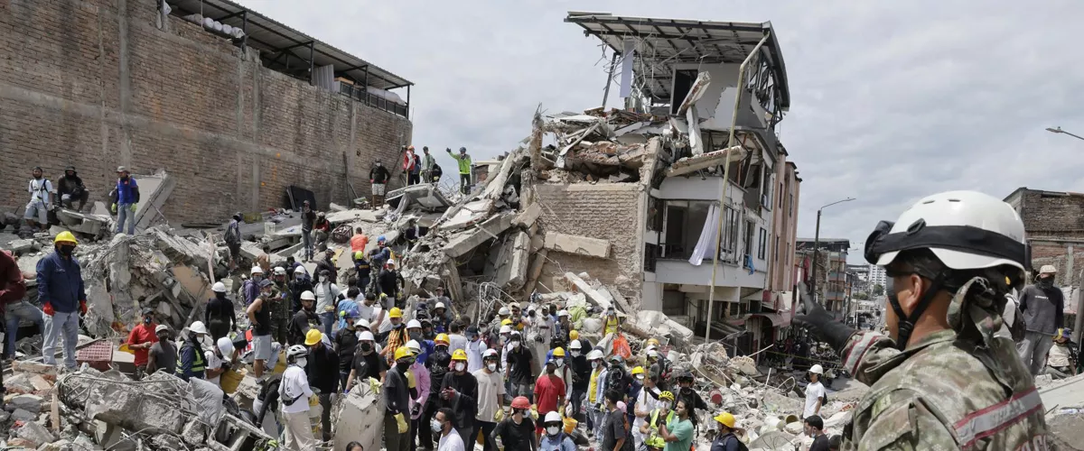 AME8355. PEREIRA (COLOMBIA), 12/08/2026.- Una rescatista del Ejercito de Colombia da indicaciones a un grupo de voluntarios que realiza labores de búsqueda en edificaciones destruidas por el terremoto de magnitud 7,4 del pasado lunes, este miércoles en Pereira (Colombia). EFE/ Carlos Ortega
