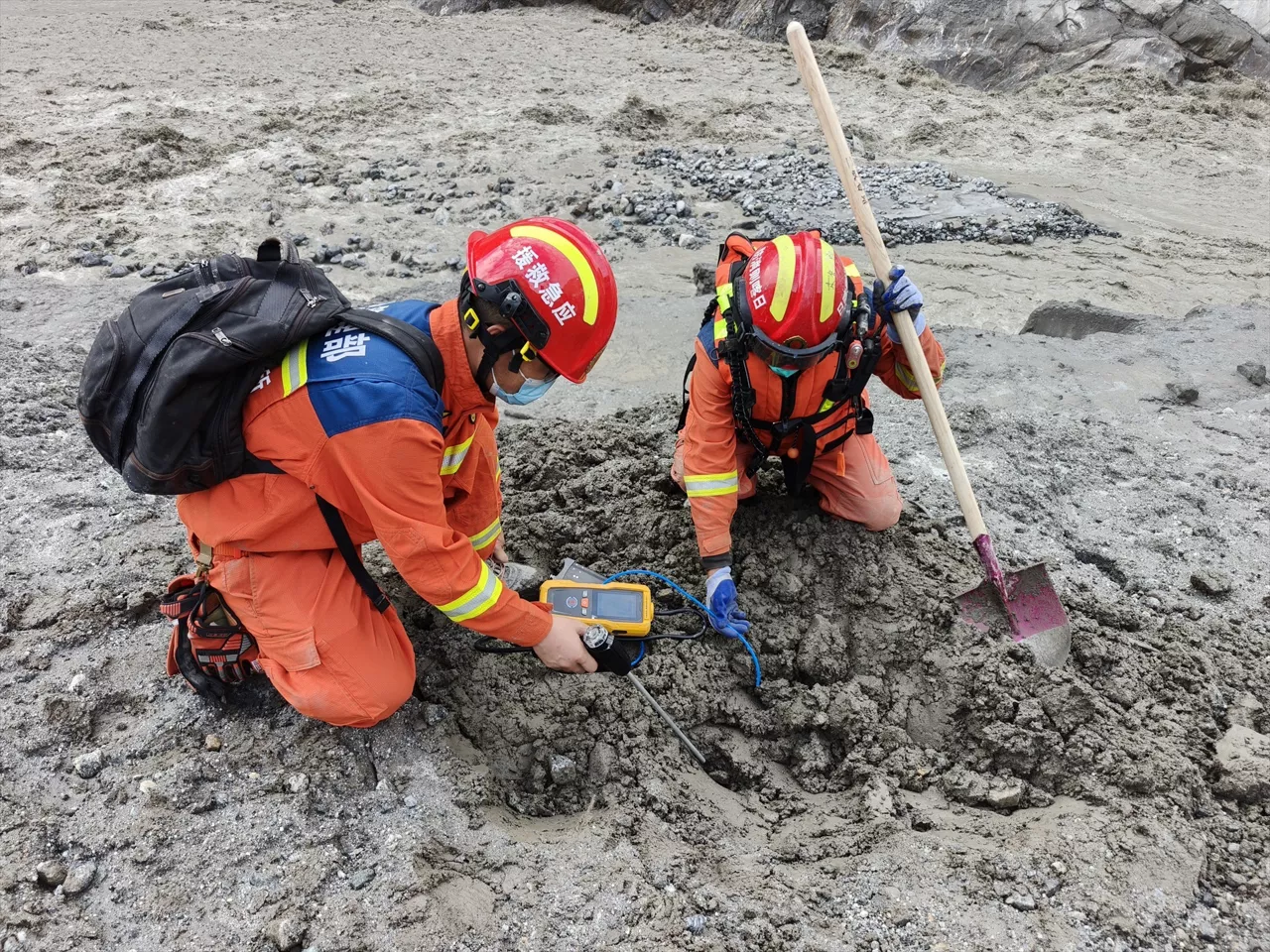GYIRONG, Sept. 1, 2026  -- Rescuers conduct search and rescue operations at the mudslide-hit area in Gyirong County, southwest China's Xizang Autonomous Region, Sept. 1, 2026. Despite difficulties such as high-altitude terrain, steep valleys and volatile weather, the rescue forces have been working around the clock to search for survivors, repair roads, set up communication base stations and restore power lines.,Image: 1129864440, License: Rights-managed, Restrictions: , Model Release: no  , Credit line: Jigme Dorje / Xinhua News / Europa Press
Editorial licence valid only for Spain and 3 MONTHS from the date of the image, then delete it from your archive. For non-editorial and non-licensed use, please contact EUROPA PRESS.



Jigme Dorje / Xinhua News / Europa Press / ContactoPhoto

01/9/2026