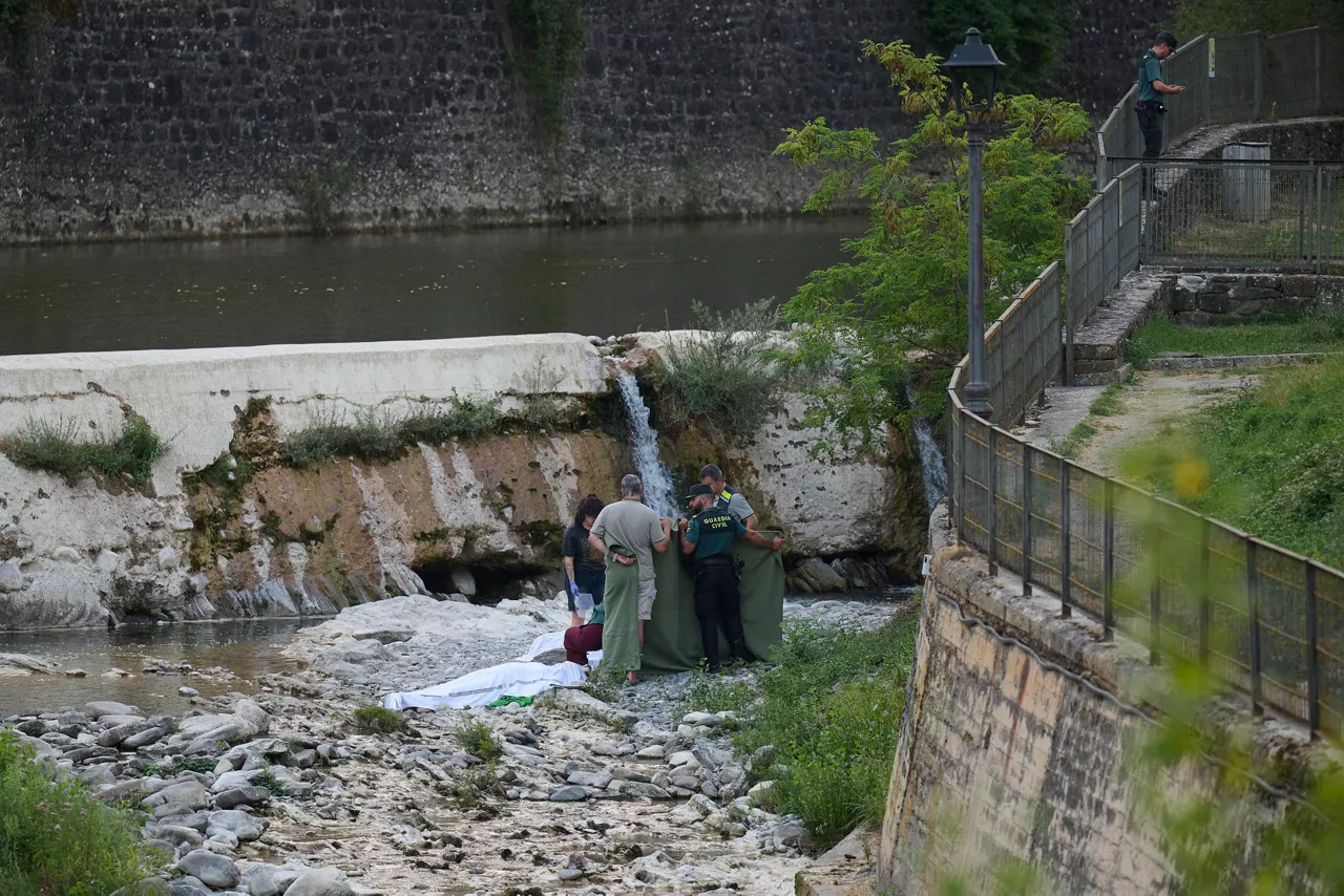 RONCAL (NAVARRA), 15/07/2026.- Una mujer y sus dos hijos menores de edad han fallecido este miércoles ahogados en la presa de la localidad navarra de Roncal, una zona de baño, en el río Esca. EFE/Iñaki Porto

