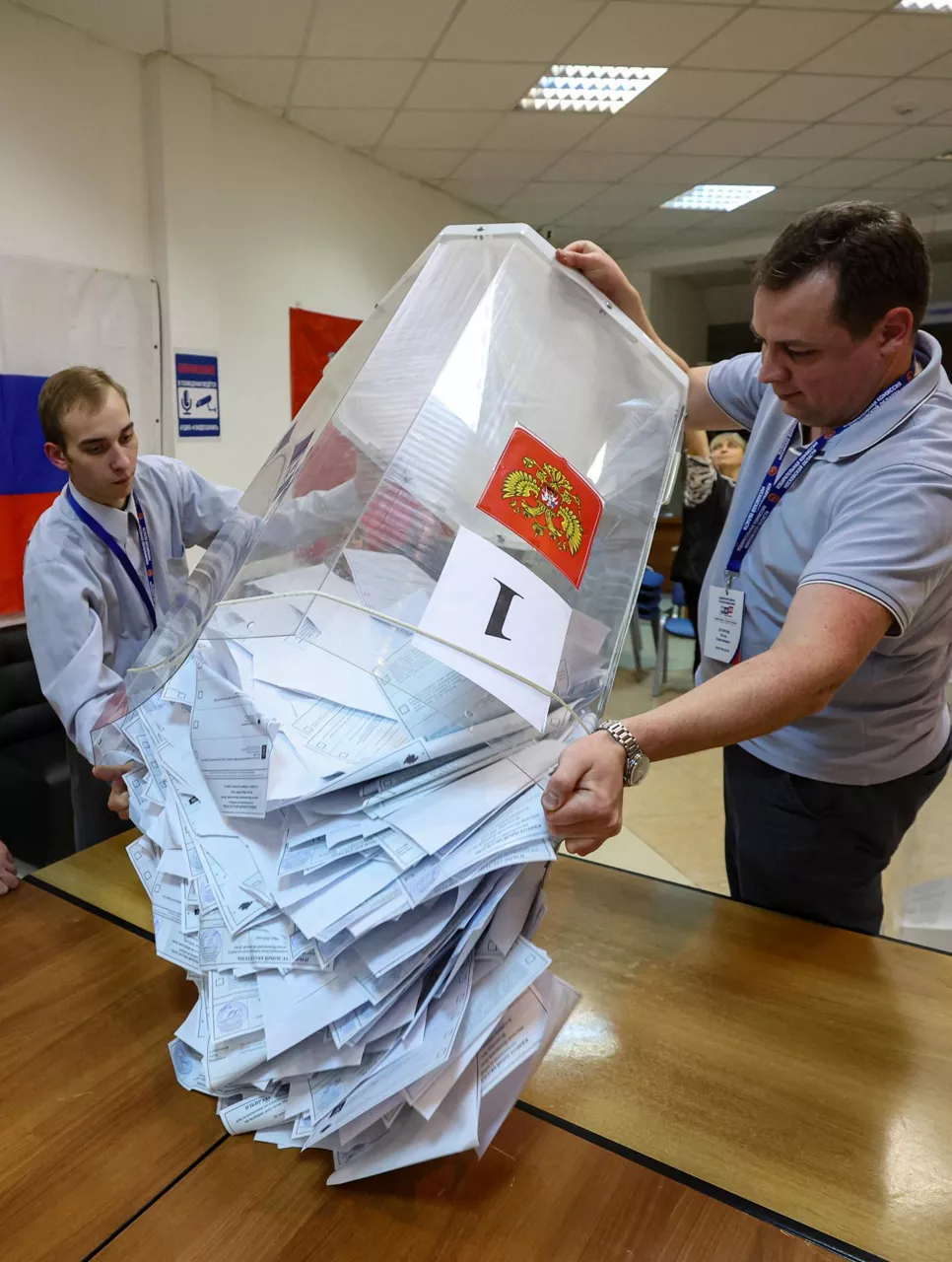 PODOLSK (Russian Federation), 20/09/2026.- Members of a local electoral commission empty a ballot box to count the ballots at the end of parliamentary elections at a polling station in Podolsk, Moscow region, Russia, 20 September 2026. Voting in the State Duma elections is taking place over three days from 18 to 20 September. (Elecciones, Rusia, Moscú) EFE/EPA/MAXIM SHIPENKOV
