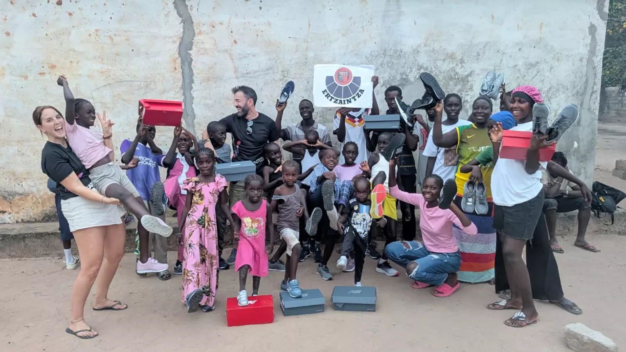 La Ertzaintza entrega a una ONG de Gambia material incautado en Álava en una operación policial