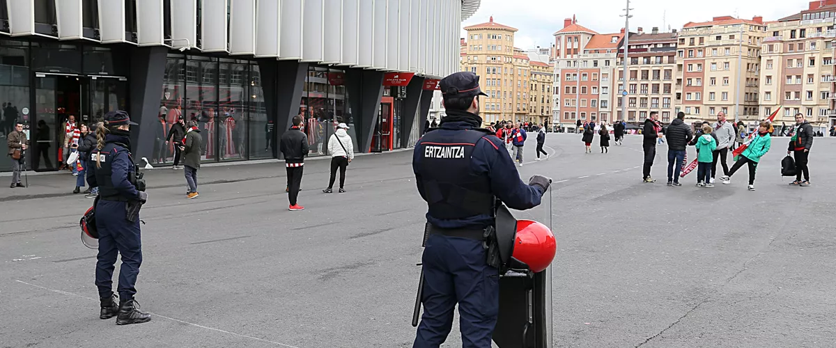 La celebración del partido de fútbol de la Champions League entre el Athletic Club y el PSG provocará a partir de las 17:00 horas cortes de tráfico en el entorno de San Mamés, Puente Euskalduna y Sagrado Corazón. Se espera que alrededor de 2500 aficionados franceses acudan a Bilbao con entrada para disfrutar del encuentro.