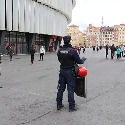 La celebración del partido de fútbol de la Champions League entre el Athletic Club y el PSG provocará a partir de las 17:00 horas cortes de tráfico en el entorno de San Mamés, Puente Euskalduna y Sagrado Corazón. Se espera que alrededor de 2500 aficionados franceses acudan a Bilbao con entrada para disfrutar del encuentro.