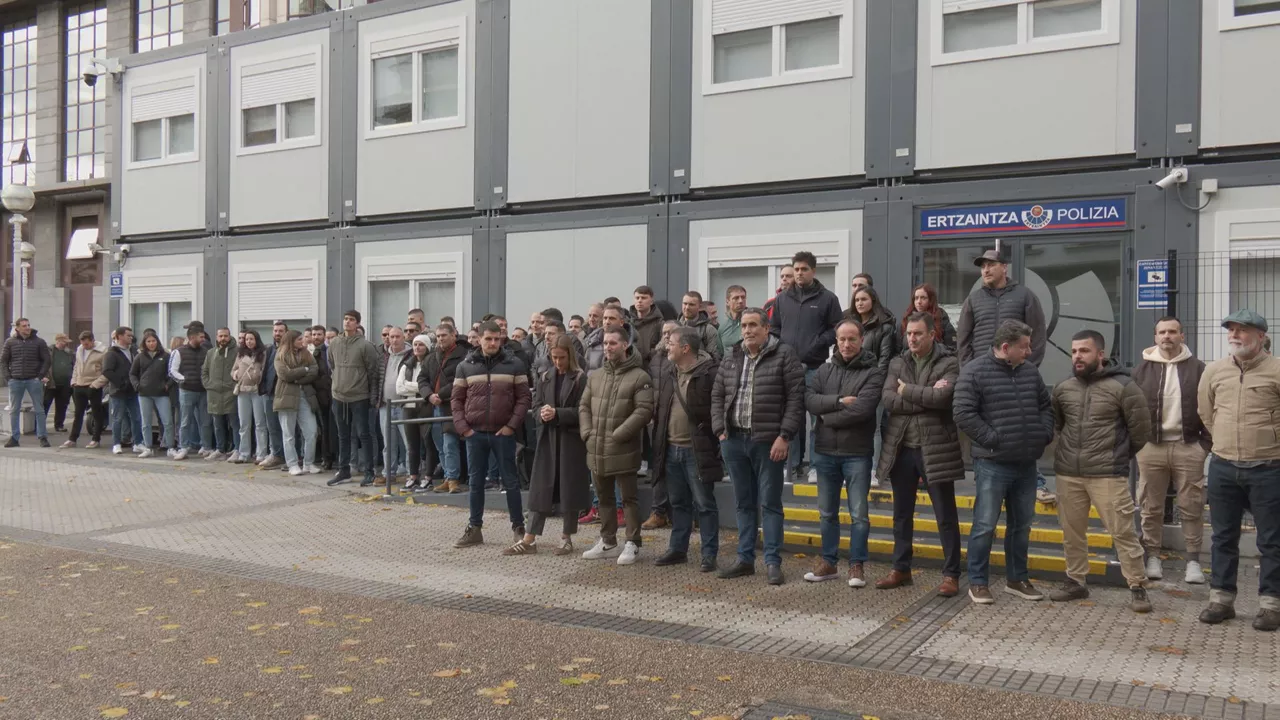 Formakuntza gehiago, baliabide hobeak eta babestuta egoteko laguntza eskatu dute polizia sindikatuek