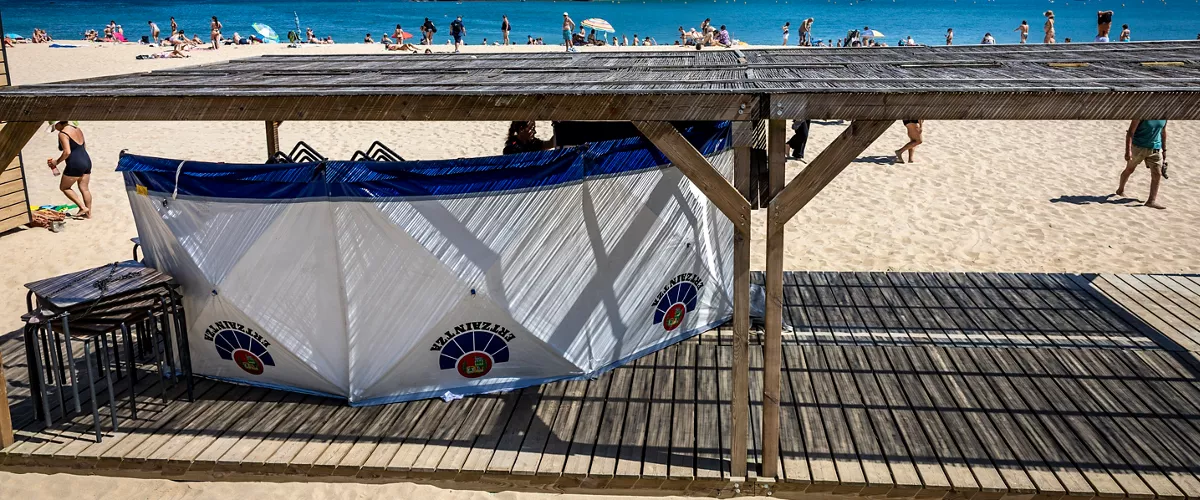 SAN SEBASTIÁN, 26/05/2026.- Un biombo de la Ertzaintza protege el cuerpo de un hombre que ha fallecido este martes tras ser rescatado del agua en la playa donostiarra de Ondarreta. Los servicios de emergencias han recibido un aviso sobre las 10.40 horas, tras lo que varias ambulancias se han desplazado al lugar. EFE/Javier Etxezarreta
