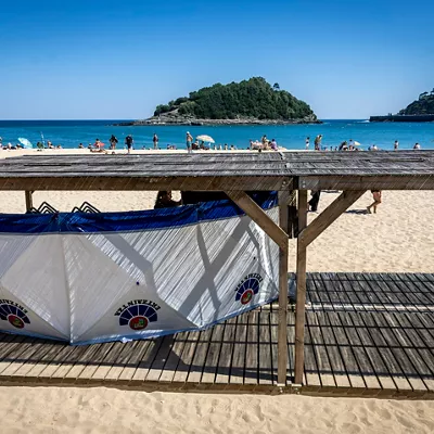SAN SEBASTIÁN, 26/05/2026.- Un biombo de la Ertzaintza protege el cuerpo de un hombre que ha fallecido este martes tras ser rescatado del agua en la playa donostiarra de Ondarreta. Los servicios de emergencias han recibido un aviso sobre las 10.40 horas, tras lo que varias ambulancias se han desplazado al lugar. EFE/Javier Etxezarreta
