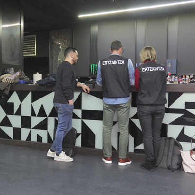 Inspección de un local de ocio nocturno, discoteca, por parte de la Ertzaintza de cara a Nochevieja