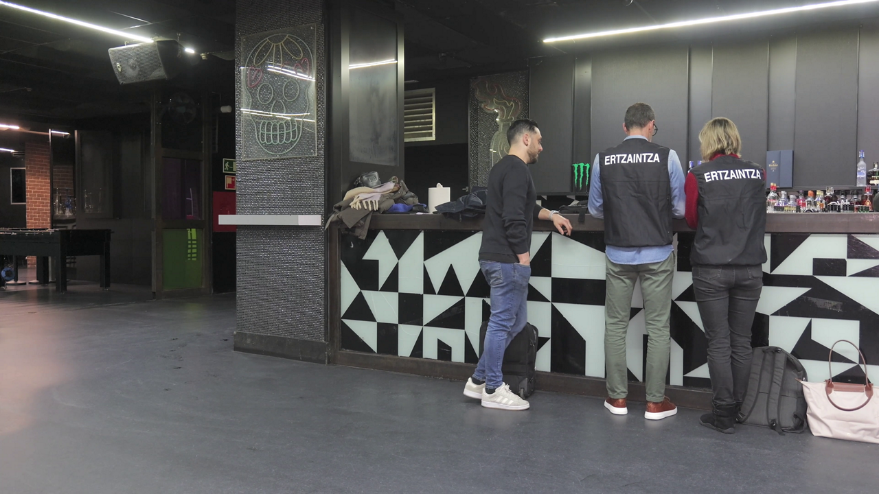 Inspección de un local de ocio nocturno, discoteca, por parte de la Ertzaintza de cara a Nochevieja