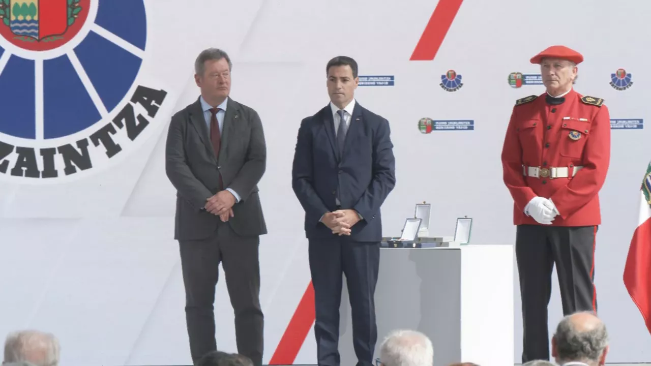 Bingen Zupiria Segurtasun sailburua, Imanol Pradales lehendakaria eta Josu Bujanda Ertzaintzaren burua.