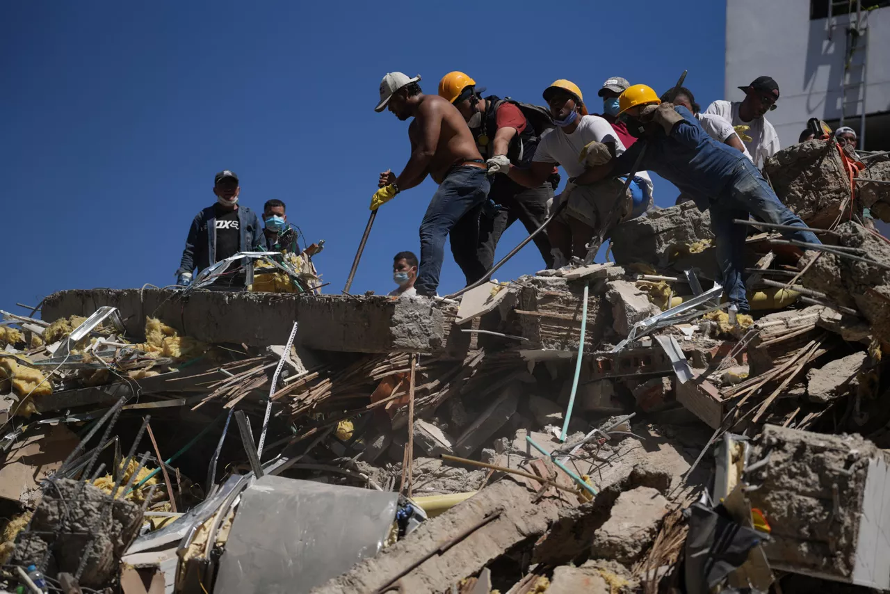 FOTODELDÍA AME7690. CALI (COLOMBIA), 10/08/2026.- Personas trabajan en labores de rescate en una edificación colapsada por el terremoto de magnitud 7,4 que sacudió al país este lunes, en Cali (Colombia). EFE/ Ernesto Guzmán Jr
