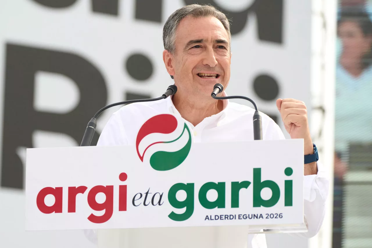VITORIA, 27/09/2026.- El PNV celebra en las campas de Foronda su tradicional 'Alderdi Eguna' (Día del partido), una jornada festiva con un acto político central en el que intervienen el lehendakari, Imanol Pradales, y le presidente de la formación jeltzale, Aitor Esteban (en la imagen). EFE / L. Rico
