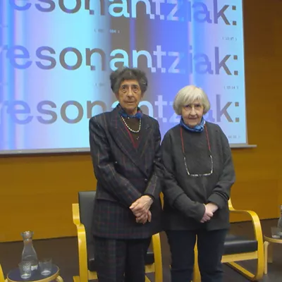 "Erresonantziak" sailak dokumental bat eskaini dio Esther Ferrerri eta beste bat Mari Puri Herrerori. 