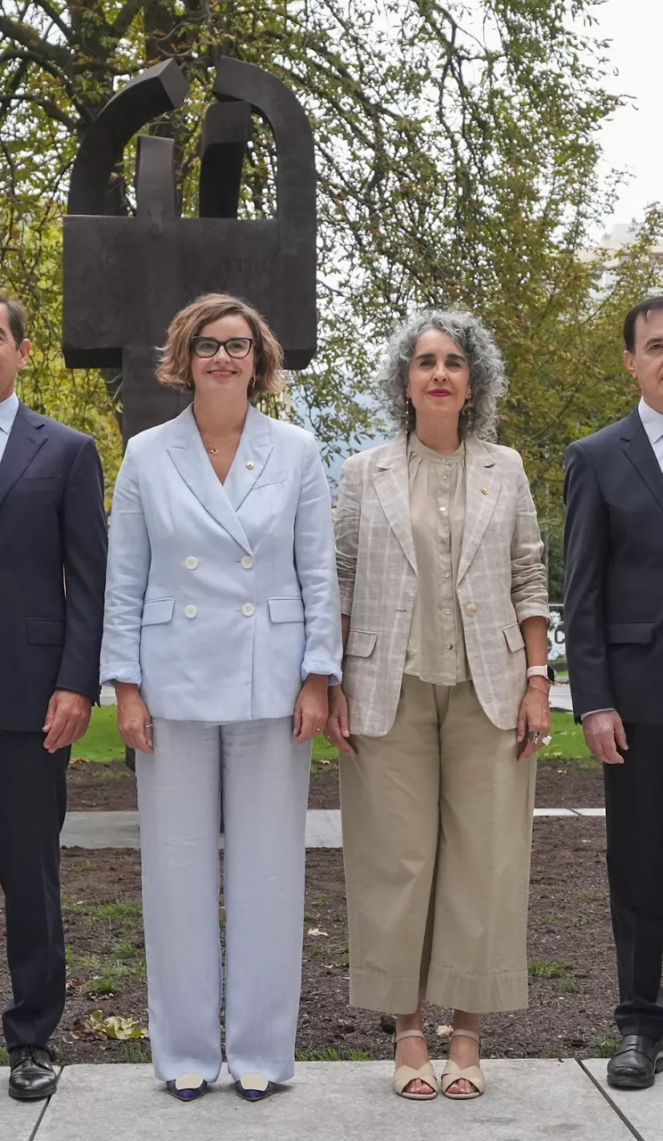 (Foto de ARCHIVO)

(I-D) El presidente de la Fundación Eduardo Chillida-Pilar Belzunce, Luis Chillida; el alcalde de Bilbao, Juan Mari Aburto; el presidente del BBVA, Carlos Torres Vila; la diputada general de Bizkaia y presidenta del patronato del Museo de Bellas Artes de Bilbao, Elixabete Etxanobe; la consejera de Cultura y Política Lingüística, Ibone Bengoetxea; el director de la Fundación BBVA, Rafael Pardo; y el director del museo de bellas artes d Bilbao, Miguel Zugaza; durante la presentación del regreso a Bilbao de la escultura monumental de Eduardo Chillida, 'Elogio del hierro III', en la plaza Chillida del Museo de Bellas Artes, a 12 de septiembre de 2025, en Bilbao, Vizcaya, País Vasco (España). La escultura, de cuatro metros de altura y 18 toneladas de peso, fue realizada en 1991 por encargo de BBVA para su sede central en la ciudad y permaneció durante más de dos décadas en la plaza frente a la estación de Abando 'Elogio del hierro III' homenajea el material industrial que marcó la historia de Bilbao y está vinculada al universo artístico de Chillida, quien trabajó el hierro al rojo vivo y lo convirtió en su principal medio de exploración del espacio y la forma.



Iñaki Berasaluce / Europa Press

12 SEPTIEMBRE 2025;PRESENTACIÓN;REGRESO;BILBAO;ESCULTURA MONUMENTAL;ELOGIO DEL HIERRO III;VIZCAYA;PAÍS VASCO

12/9/2025