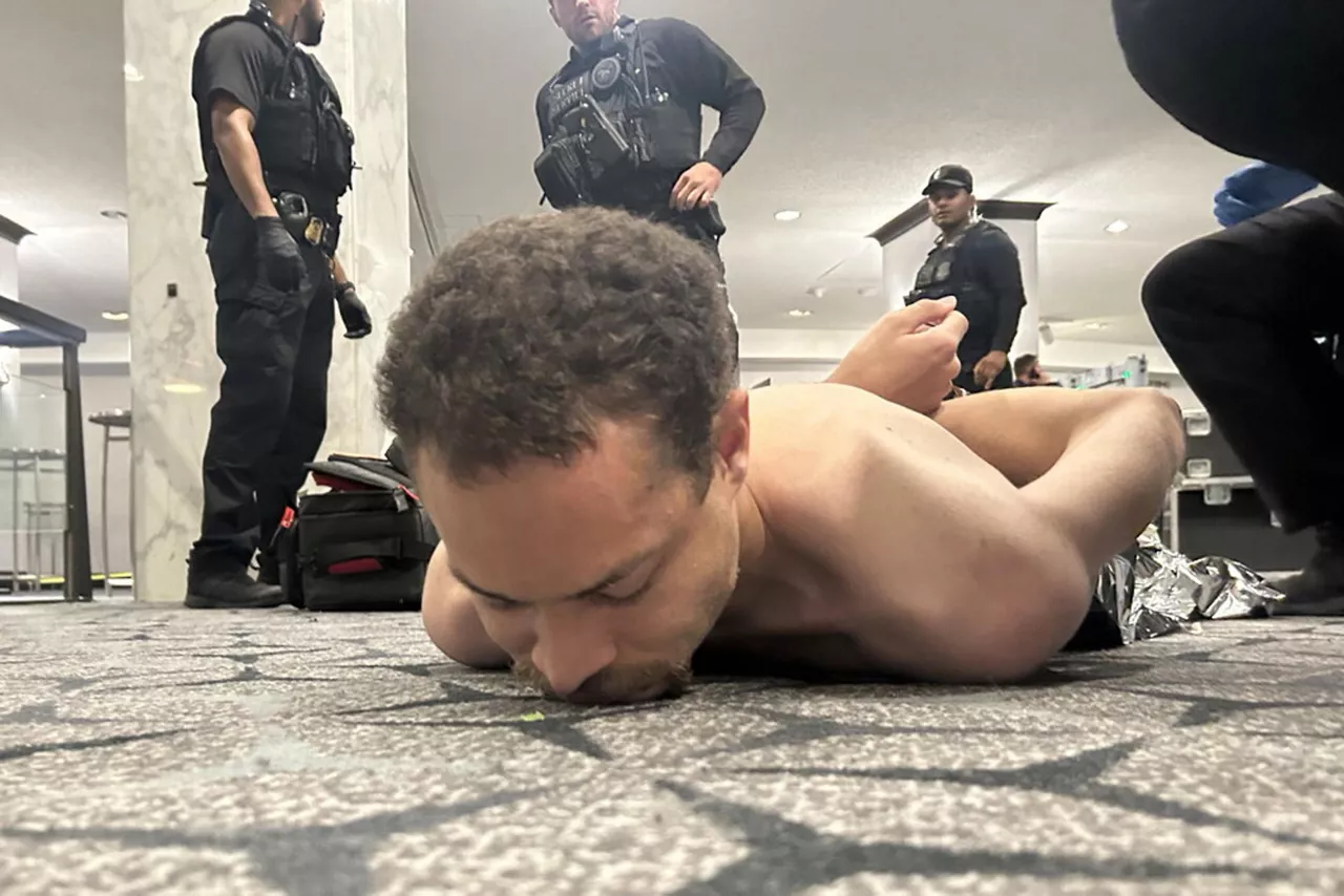 AME6777.WASHINGTON (ESTADOS UNIDOS), 25/04/2026.- Fotografía difundida en la cuenta oficial @realDonaldTrump de la red social Truth del presidente de los Estados Unidos, Donald Trump, donde se muestra al supuesto tirador arrestado por agentes del Servicio Secreto este sábado, luego de que se reportaran aparentes disparos durante la cena anual de la Asociación de Corresponsales de la Casa Blanca (WHCA) en Washington (Estados Unidos). EFE/ @realDonaldTrump / SOLO USO EDITORIAL/ NO VENTAS/ SOLO DISPONIBLE PARA ILUSTRAR LA NOTICIA QUE ACOMPAÑA (CRÉDITO OBLIGATORIO)
