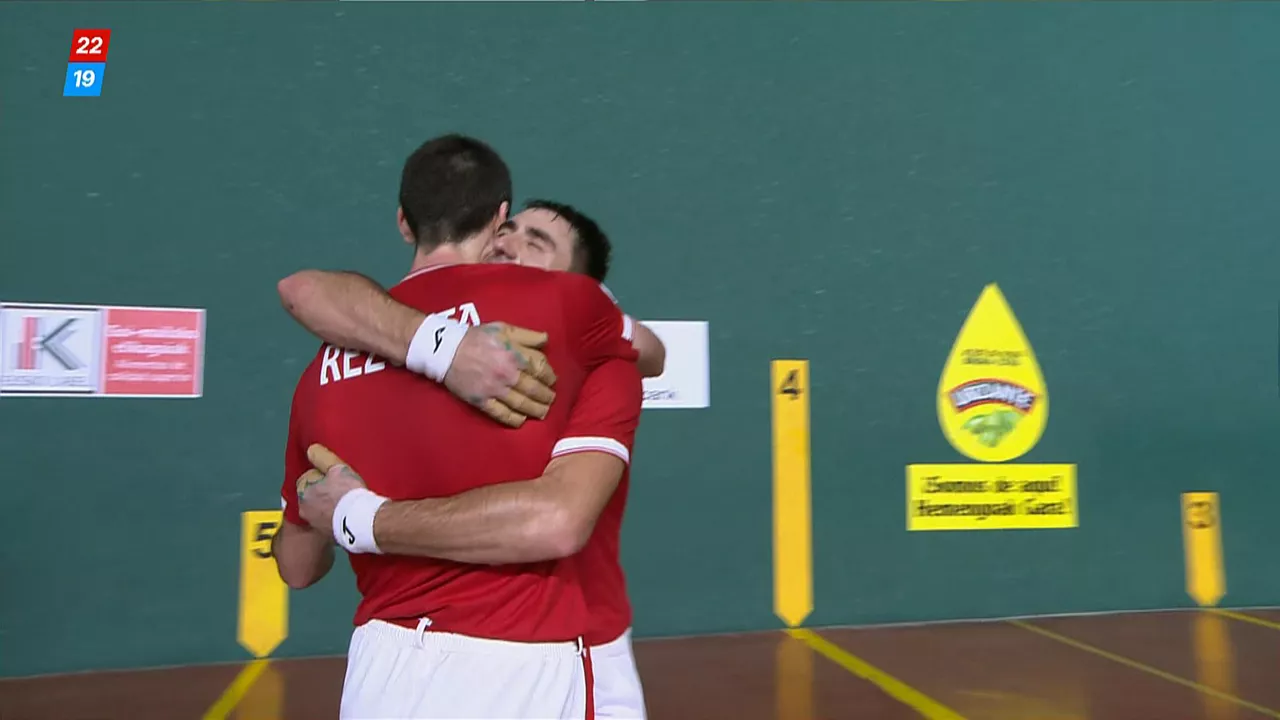 Etxeberria eta Rezusta partida irabazi ostean garaipena ospatzeko besarkatu dira