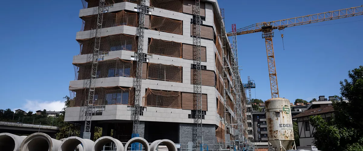 SAN SEBASTIÁN, 01/09/2025.- Vista de una vivienda en construcción en San Sebastián este lunes, en el que se ha publicado el informe sobre el mercado de la vivienda que ha presentado este lunes el Colegio Oficial de Agentes de la Propiedad Inmobiliaria (COAPI) de Gipuzkoa. El precio medio por metro cuadrado de la vivienda en San Sebastián ha vuelto a alcanzar un nuevo máximo histórico el segundo trimestre de este año al situarse en 5.869 euros, lo que supone un incremento del 0,8 % respecto al trimestre anterior y del 5,7 % interanual. EFE/Javier Etxezarreta
