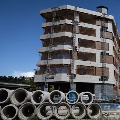 SAN SEBASTIÁN, 01/09/2025.- Vista de una vivienda en construcción en San Sebastián este lunes, en el que se ha publicado el informe sobre el mercado de la vivienda que ha presentado este lunes el Colegio Oficial de Agentes de la Propiedad Inmobiliaria (COAPI) de Gipuzkoa. El precio medio por metro cuadrado de la vivienda en San Sebastián ha vuelto a alcanzar un nuevo máximo histórico el segundo trimestre de este año al situarse en 5.869 euros, lo que supone un incremento del 0,8 % respecto al trimestre anterior y del 5,7 % interanual. EFE/Javier Etxezarreta

