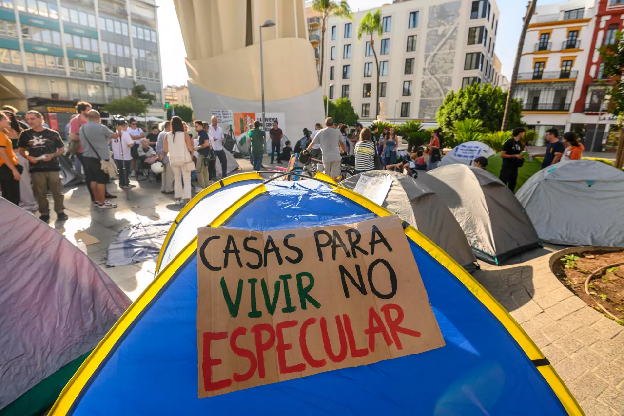 SEVILLA (ESPAÑA), 29/09/2026.- Medio centenar de personas han pasado la noche acampados en la Plaza de la Encarnación de Sevilla para mostrar su apoyo a Maricarmen, la mujer de 87 años desahuciada la pasada semana en Madrid, y han iniciado una acampada en la misma zona para exigir el real decreto de la Vivienda. EFE/ Raúl Caro
