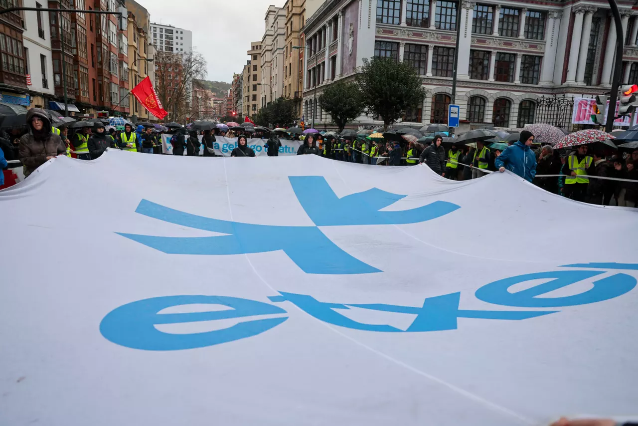 BILBAO, 10/01/2026.- Manifestación en defensa de los presos de ETA celebrada este sábado en Bilbao. EFE/ Luis Tejido
