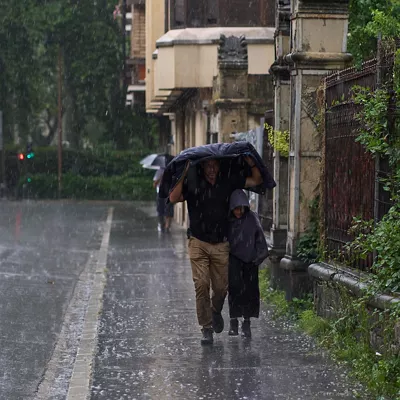 VITORIA, 11/07/20.- Dos personas se refugian de la lluvia y el granizo caido hoy viernes en Vitoria por el paso de la DANA por el norte del pais. EFE/ADRIAN RUIZ HIERRO
